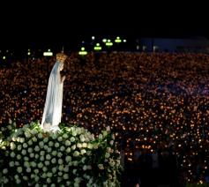 Gelovigen met paus Franciscus bij het genadebeeld van Onze-Lieve-Vrouw van Fatima © EWTN
