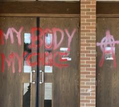 Voorstanders van abortus brachten graffiti aan in Fort Collins © CNA