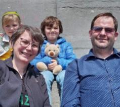 Stijn Vandenheede en Ania Platteau met hun twee kinderen 