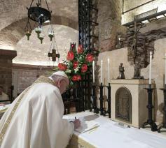 Paus Franciscus trok naar Assisi om zijn nieuwe encycliek over broederlijkheid te handtekenen bij het graf van zijn grote inspirator: de heilige Franciscus. © Vatican News