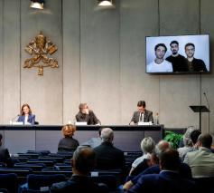 Gabriella Gambino (uiterst links) tijdens de voorstelling van het Wereldgezinscongres © Vatican Media