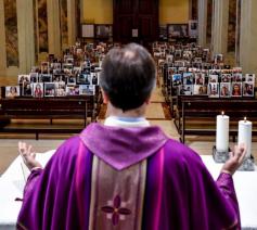 Italiaanse priester viert de mis met de foto's van zijn parochianen ... © Giuseppe Corbari