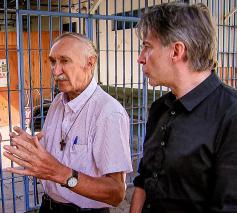 Guido Goossens en Luk Alloo in 'Alloo in de buitenlandse gevangenis'. © VTM