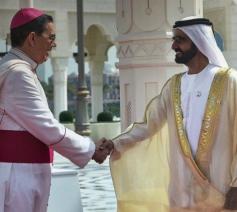 Ayuso Guixot (links) met de premier van de Verenigde Arabische Emiraten, Al Maktoum  © Vatican Media