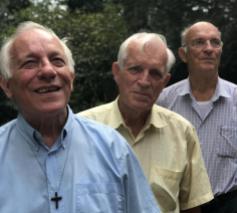 Jan Hanssens (midden) met zijn broers Jo en Patrick Hanssens, ook allebei priester actief in vredeswerk. © Lieve Wouters