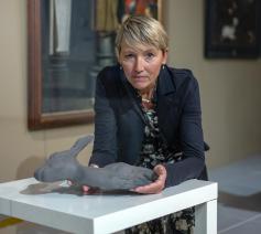 Brigitte Slabbynck met 'Hartje', het winnend kunstwerk van de tentoonstelling 'Het Zonnelied verbeeld' van Museum De Mindere. © Museum De Mindere