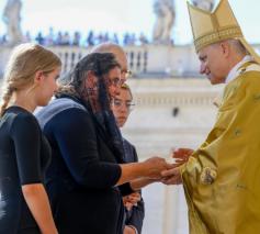 7 september 2025: paus Leo XIV begroet de ouders, broer en zus van Carlo Acutis. © KNA