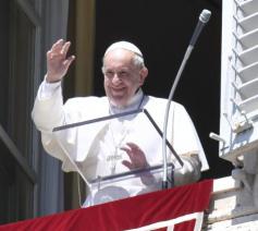 Paus Franciscus groet de gelovigen op de feestdag van de Tenhemelopneming van Maria © Vatican Media