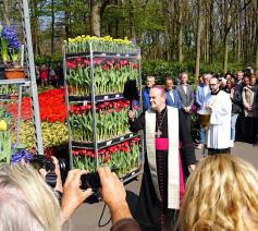 De bisschop van Rotterdam zegent de bloemen voor hun vertrek © Bisdom Rotterdam