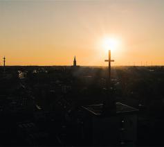 Avondzon boven gastvrije kerkgebouwen in Eeklo. © Spanhove Media - foto, Stijn Spanhove