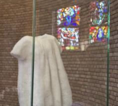 Het beeld 'Esse est Percipi' kreeg een plaats in de basiliek van Koekelberg ter herdenking van het onrecht van seksueel misbruik in de kerk. © Lieve Wouters