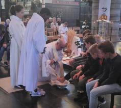 Voetwassing op witte donderdag. © kerk in Sint-Gillis-Waas en Stekene