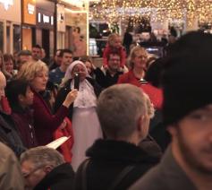 Flashmob van InTouch in W Shoppingcenter. 'Stille Nacht' verbreekt even de winkelgekte. 