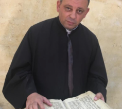 De pastoor van Erbil neemt ontroerd de oude kerkboeken in ontvangst van het islamitische gezin dat ze onder IS bewaarde.  © Asianews