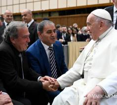 Israeli Rami Elhanan en Palestijn Bassam Aramin ontmoeten paus Franciscus op 27 maart 2024 © Vatican Media/Dicastery for Communication