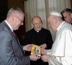 Jürgen Mettepenningen overhandigt zijn boek over paus Franciscus aan de paus © rr