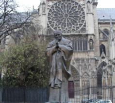 Het beeld van Joannes Paulus II voor de Notre-Damekerk in Parijs © Wikimedia