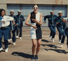 Jain in de clip 'Makeba', een aanstekelijk dansje dat 7 jaar na de release viraal gaat op Tiktok. 