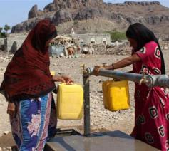 Vrouwen kunnen zich met water bevoorraden dankzij de steun van Oxfam © Oxfam