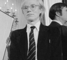 Andy Warhol in 1977 © Wikimedia Commons