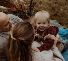 Mads met zijn ouders. Judith: 'Als ik hem terechtwijs, noem ik hem streng 'Matteüs'. © Auke Arits