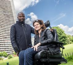 Nathalie Basteyns met verpleger en reisgenoot Gustave Dikumueni. © Frank Bahnmüller