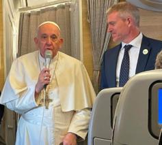 Paus Franciscus tijdens de vlucht naar Nur-Sultan © Vatican Media