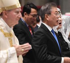 De Zuid-Koreaanse president Moon Jae-in tijdens de vredesmis in Sint-Pieter in Rome © Vatican Media