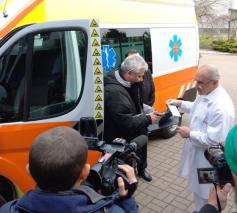 Kardinaal Krajewski overhandigde de ziekenwagen vanmorgen aan een ziekenhuis in Kiev © Vatican Media