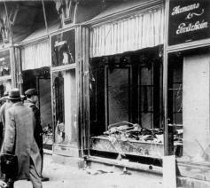 Joodse winkel in Maagdenburg vernield in de Kristallnacht  © Wikipedia/Bundesarchiv Bild_146-1970-083