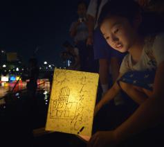 Een meisje plaatst een 'Lantaarn voor Vrede' op de Otan, de rivier die in Hiroshima uitmondt in de Japanse Binnenzee © Paul Jeffrey/WCC