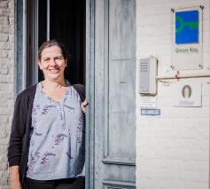 Leen Bollen is blij met de bekroning van de inzet met het GreenKey label © Hof Zevenbergen