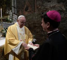 Overhandiging van de exhortatie over jongeren © Vatican Media Overhandiging van de exhortatie over jongeren © Vatican Media
