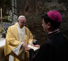 Overhandiging van de exhortatie over jongeren © Vatican Media