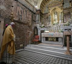 Paus Franciscus tijdens zijn bezoek aan het Heilig Huis in de basiliek van Loreto © Vatican Media