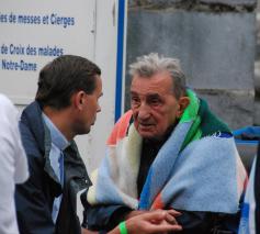 Luc Terlinden (links) in 2010 in Lourdes met de toen zorgbehoevende Émile Vandenbussche. Op latere leeftijd was hij blind.  © Aartsbisdom Mechelen-Brussel