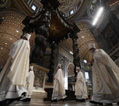 De Europese bisschoppen in processie in de Sint-Pietersbasiliek © Vatican Media