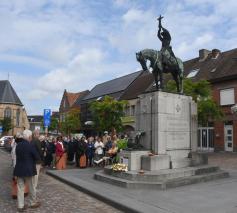 Eerbetuigingen aan Pater Lievens © Thierry Christiaens
