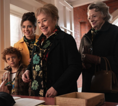Agnes O’Casey (Dolly), Kathy Bates (Eileen) en Maggie Smith (Lily) winnen een reis naar Lourdes. © Sony Pictures
