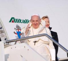 Paus Franciscus tijdens het vertrek naar Mozambique © Vatican Media