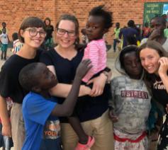 Inleefproject Zambia: Nine (links) en Anneleen (rechts). © Team Zambia