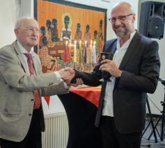 Priester Jan Veldt reikt de Graalbokaal Award uit aan Willy Bombeek. © Stichting RK homo-emancipatie