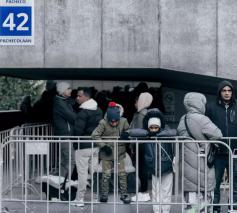 De lange rijen wachten zijn ondertussen een vertrouwd gezicht. © Caritas International