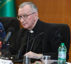 Staatssecretaris Parolin tijdens de voorstelling van 'Tegen de Oorlog' © Vatican Media