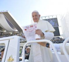 Paus Franciscus bij het binnenrijden van het stadion van Zayed Sports City in Abu Dhabi © VaticanNews