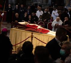 Paus emeritus Benedictus XVI zal de laatste zijn waarvan het lichaam na overlijden in de Sint-Pietersbasiliek zichtbaar werd opgebaard © CC Catholic Church England and Wales via Flickr