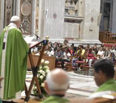 Paus gaat voor in een eucharistieviering voor migranten op 8 juli in Sint-Pieters © VaticanMedia
