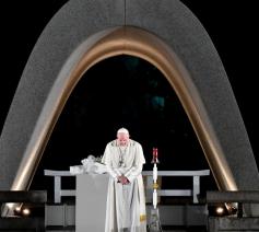 Paus Franciscus in Hiroshima bij de Cenotaaf voor de Slachtoffers van de Atoombom © VaticanMedia