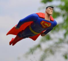 Superman is wel super, maar daarom nog niet heilig © Photo by Yogi Purnama on Unsplash