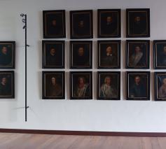 Portretten bisschoppen op de overloop van het Sint-Baafshuis © Bisdom Gent